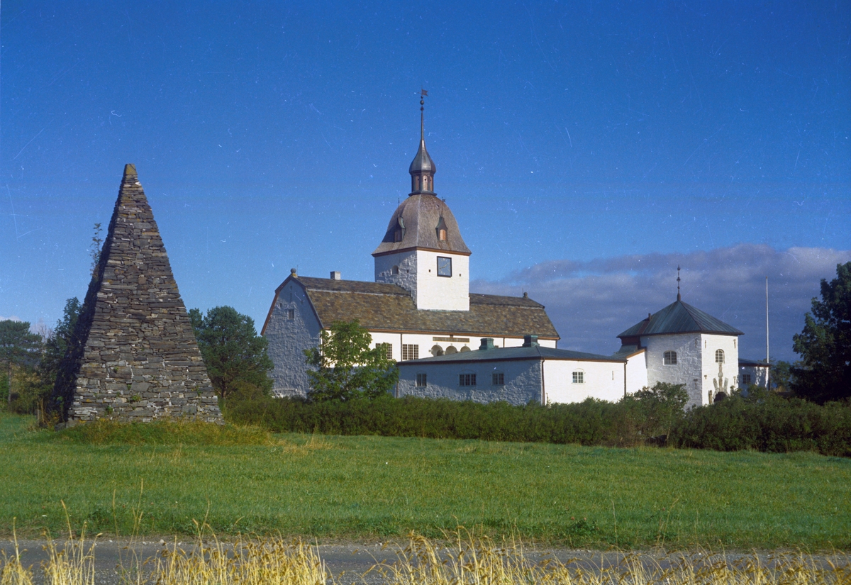 Austråttborgen med pyramiden