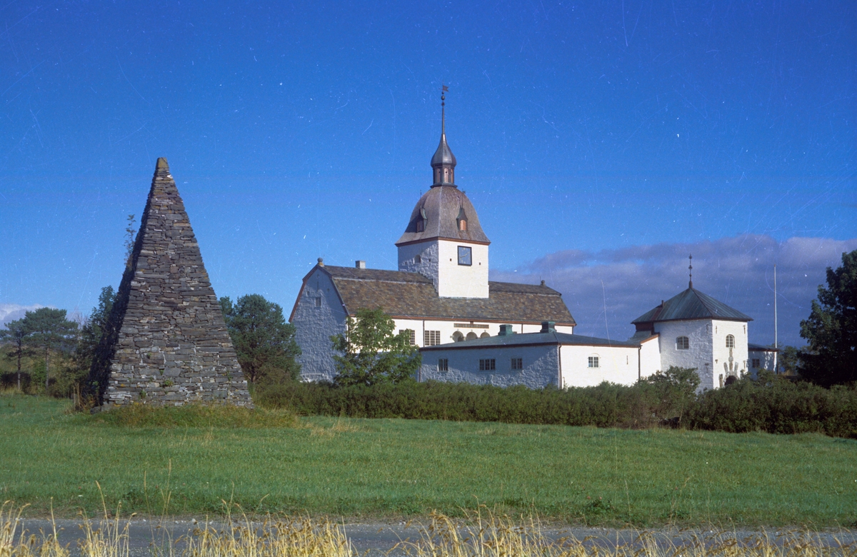 Austråttborgen med pyramiden