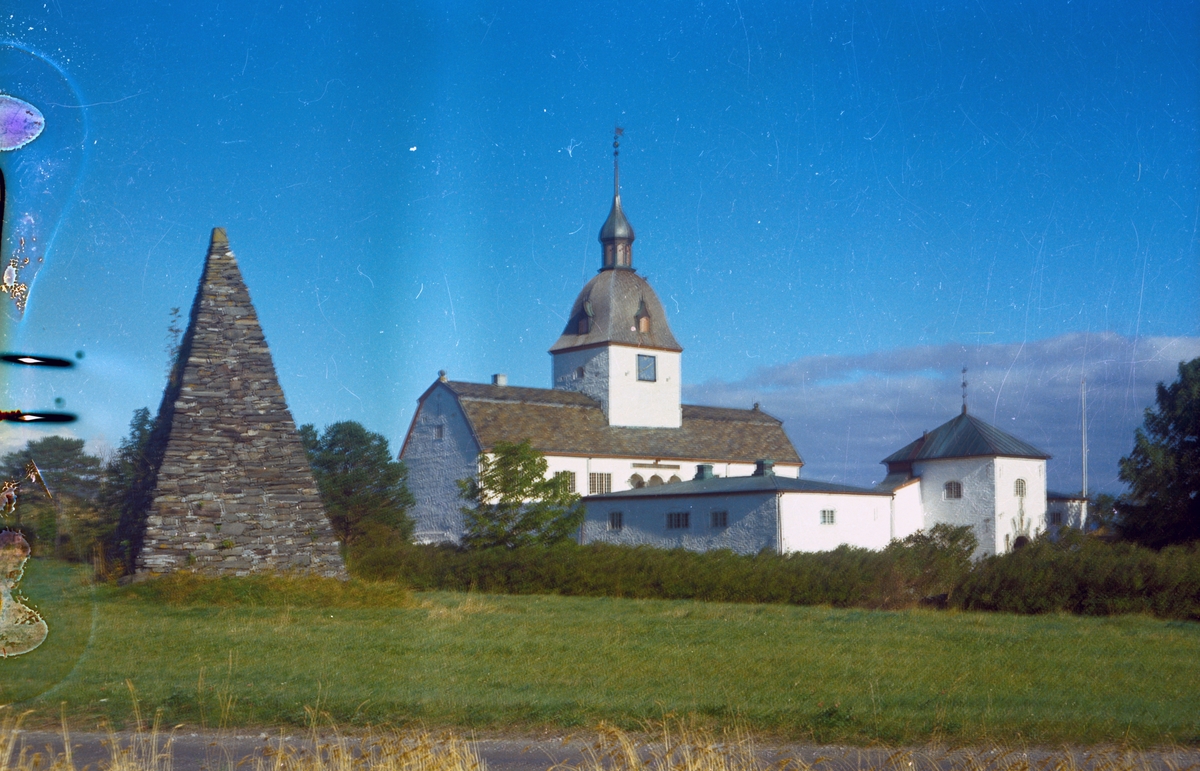 Austråttborgen med pyramiden