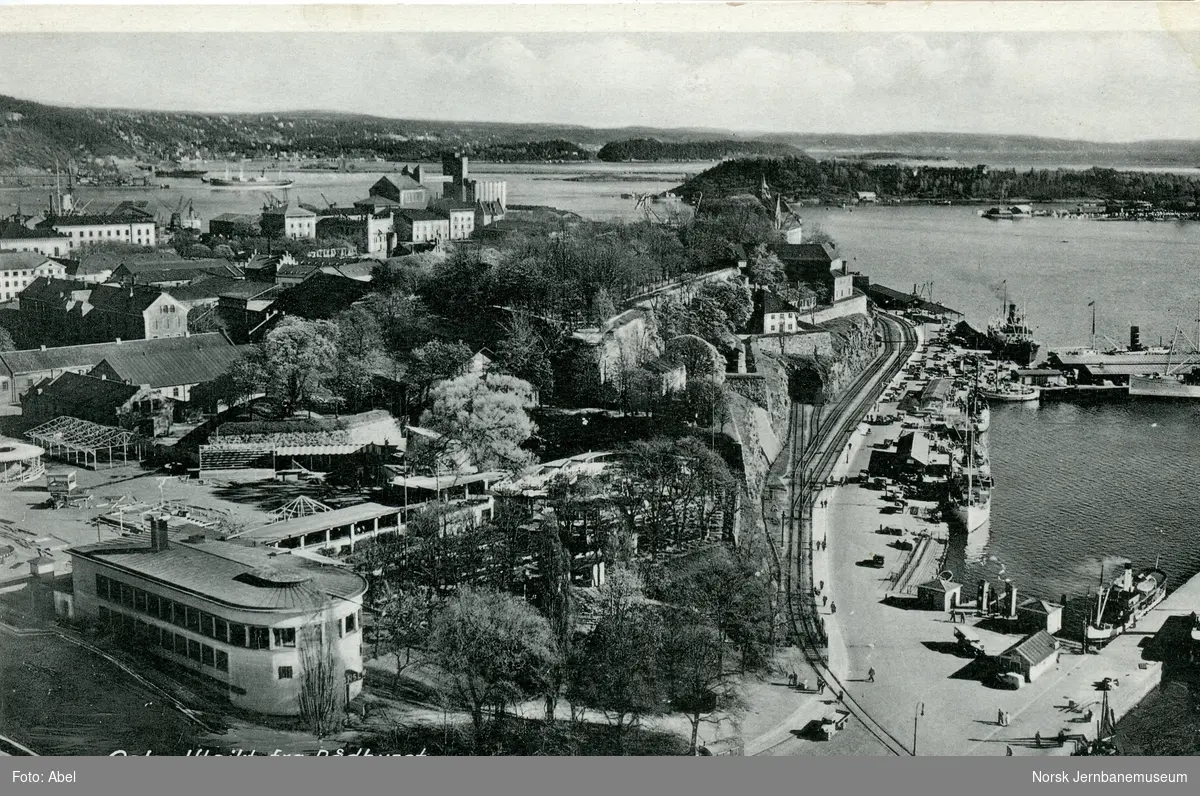 Utsikt fra Oslo Rådhus mot Havnebanen og Akershuskaia. Skansen restaurant og kontraskjæret i forgrunnen