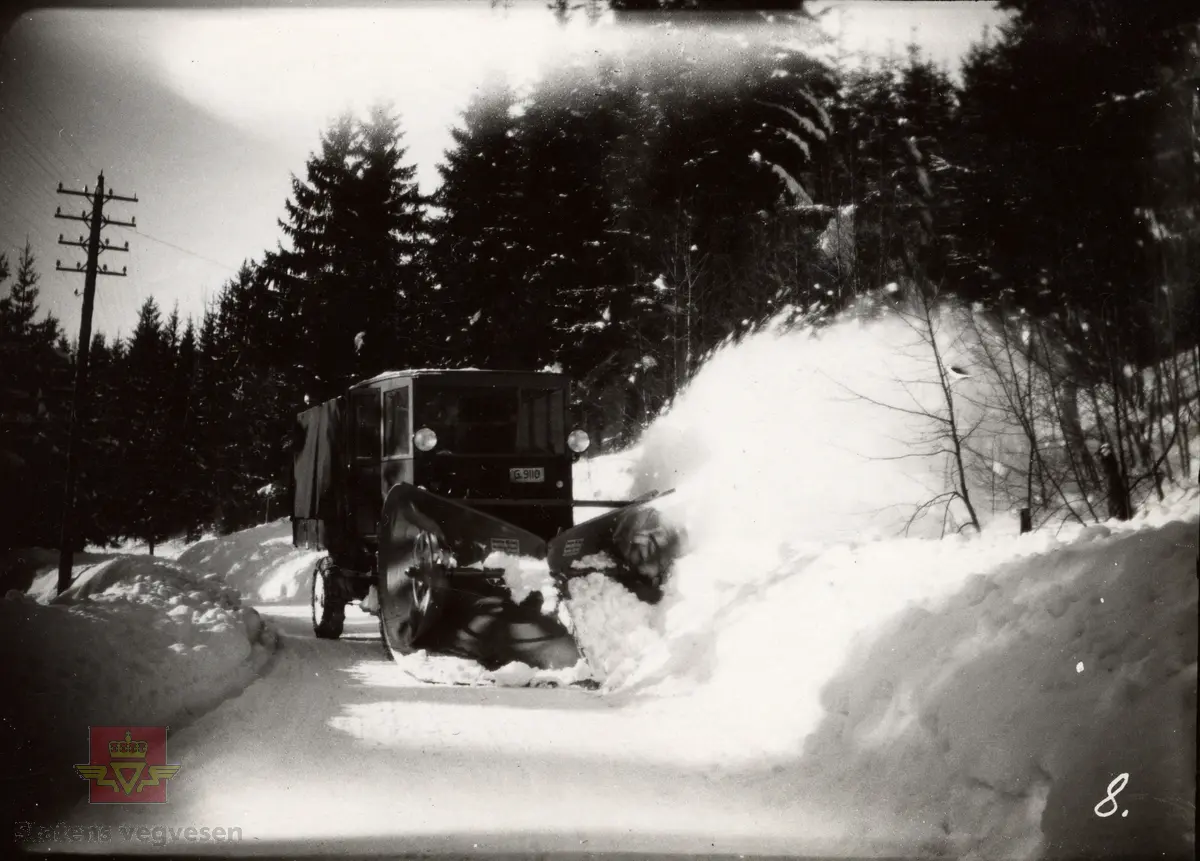 Bilde 1) Snow King påmontert FWD lastebil med registreringsnummer G-9110,  for utprøving av roterende snøplog.  Bildet er illustrert i "Meddelelser fra Vegdirektøren", Nr. 12-1928, jf. "Nyere snerydningsmetoder. Forsøk med roterende sneploger i Lågendalsruten. Av driftsbestyrer Sigurd Hagen. I artikkelen omtales to roterende ploger. Den ene roterende sneplog var den amerikanske "Snow King", anskaffet av og stillet til disposisjon for Lågendalsruten av Vestfold Fylkes Veivesen. Den andre en norsk utførelse, konstruert og forarbeidet av rutens reparatør, Ivar Høgsveen. 
Stortinget bevilget i 1924 midler til opprettelse av "statens forsøksbilruter" for bla. rute mellom Larvik og Kongsberg. Til ruta ble det innkjøpt 2 stk. FWD 25 seters omnibusser, 2 stk. kombinerte biler for 2,5 t gods og 6 passasjerer, samt 3 stk. 2 ton tilhengere (2 med lukket og 1 med åpent karosseri). Kilde: Meddelelser fra veidirektøren nr 2 - febr. 1926. 
Bilde 2) Helside i dette album viser Snow King påmontert FWD lastebil 1927-1928. 

Bilde 3) Viser til bilde NVM 00-F-33562 i albumet "Snebrøyting", og snørydding med Snow King påmontert  FWD i Lågendalen 22.02.1929. 
Bilde 4) Viser helside i album "Snebrøyting". 

Refererer til "Meddelelser fra Veidirektøren", Nr. 10- og Nr. 11-1931: "Snerydningen på våre veier vinteren 1930-1931".