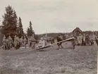 Löjtnant Carl Knös vid Kavalleriskolan i Umeå på en släpbår efter häst.