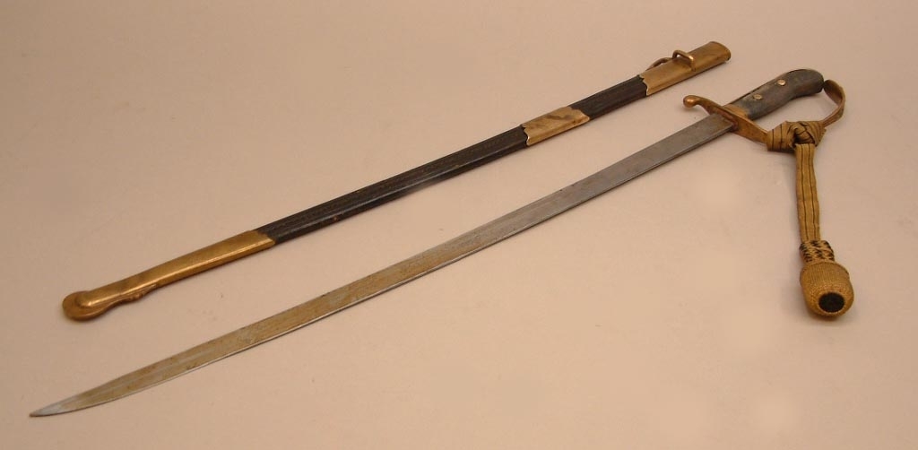 Sabel för järnvägspolisen på Gefle Dala Jernväg.
På sabelns handtag finns ett monogram (se bild).