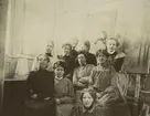 Samlade kvinnliga konstelever.
Ester Gottlieb, A. Rld, Alma Velander,
Elisabeth Brehmer, Ella Wallden[?], Ann Stina Murberg,
Ingeborg Christoffersson,
Thorborg Hamell, Signe Aspelin,
Anna Granberg