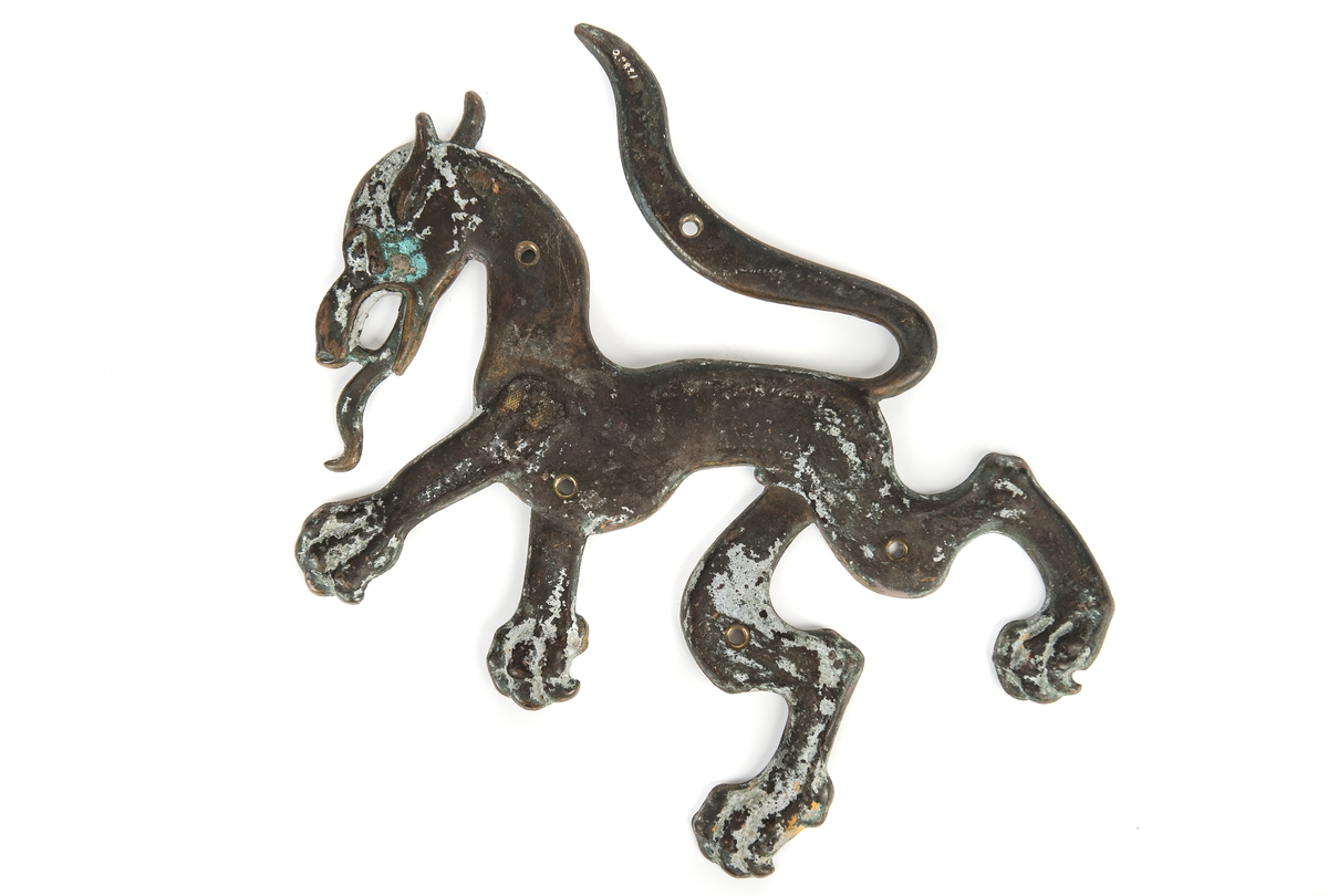 Ornamentet har tillhört ubåten ULVEN.
Emblem bestående av en ulv stående på bakbenen visande sin vänstra profil. Spegevänd mot O 08822
Ulven minsprängdes den 15 april 1943 klockan 18.10.