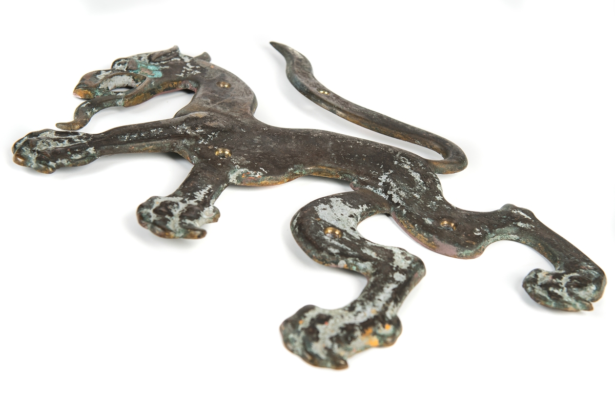 Ornamentet har tillhört ubåten ULVEN.
Emblem bestående av en ulv stående på bakbenen visande sin vänstra profil. Spegevänd mot O 08822
Ulven minsprängdes den 15 april 1943 klockan 18.10.
