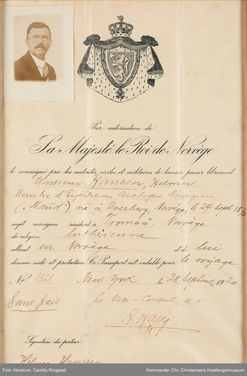 Pass med foto innrammet.