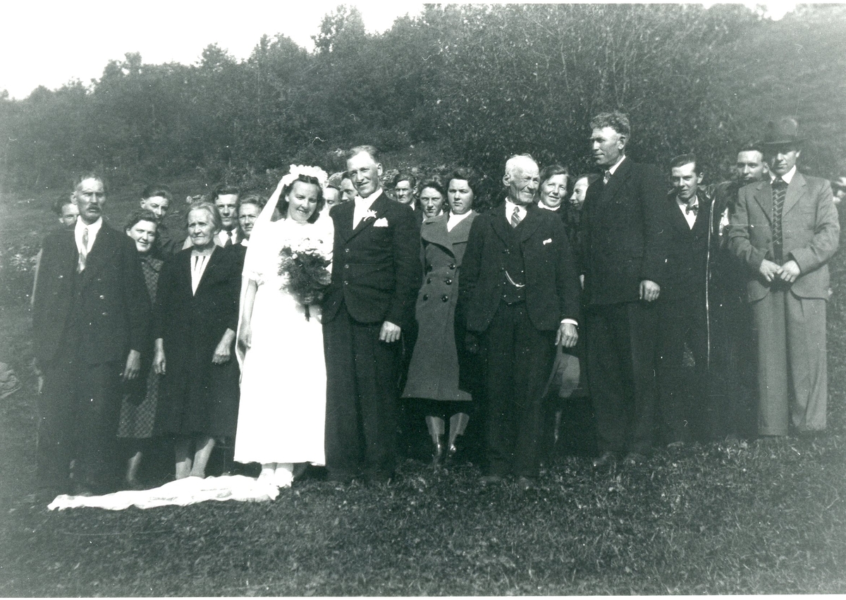 Bryllaupet til Sigrid og Nils Svingen. Brudeparet i midten.