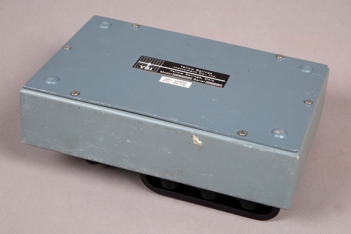 Bærbart meter for å måle oksygen i vann. 
Panel i front med vindu for avlesing av verdier  og justering av måleverdiger.