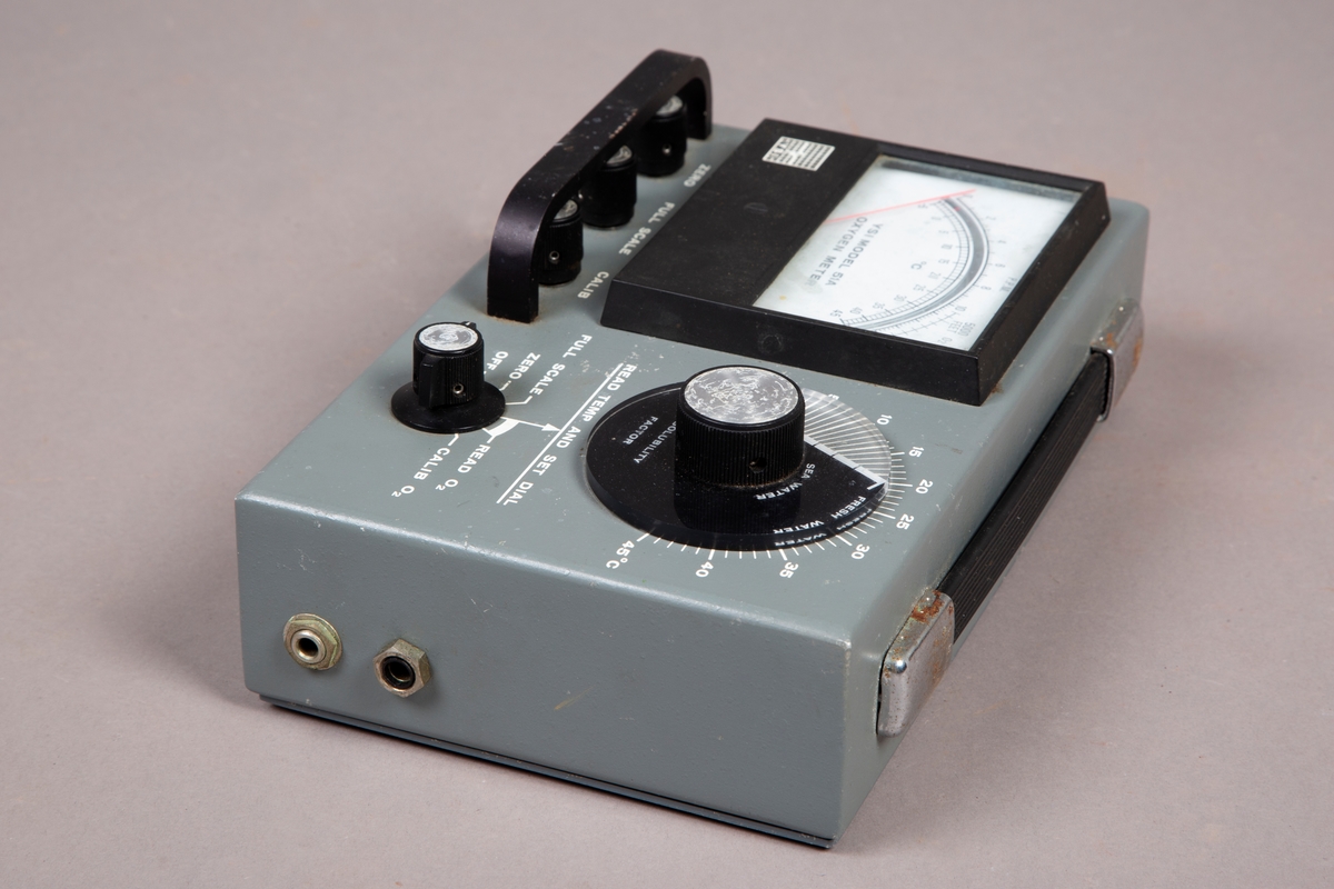 Bærbart meter for å måle oksygen i vann. 
Panel i front med vindu for avlesing av verdier  og justering av måleverdiger.