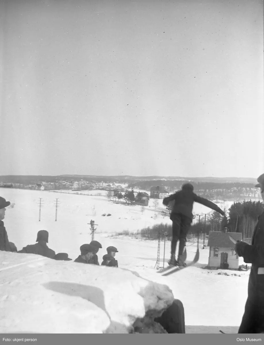 hoppbakke, gutter, menn, skihopper, utsikt, kulturlandskap, bebyggelse, snø