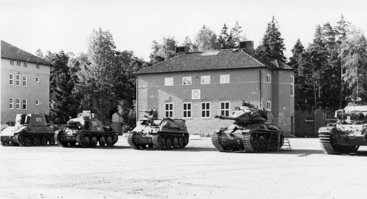 Fordonsutställning på kaserngården. Förmodligen sent 1970-tal.
Från vänster;
Luftvärnskanonvagn fm/43 (utan pjäser) -- Milregnr: 972
Stormartillerivagn m/43 -- Milregnr: 158
Pansarbandvagn 301
Stridsvagn 74 -- Milregnr: 626
Stridsvagn 102