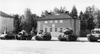 Fordonsutställning på kaserngården. Förmodligen sent 1970-tal.
Från vänster;
Luftvärnskanonvagn fm/43 (utan pjäser) -- Milregnr: 972
Stormartillerivagn m/43 -- Milregnr: 158
Pansarbandvagn 301
Stridsvagn 74 -- Milregnr: 626
Stridsvagn 102