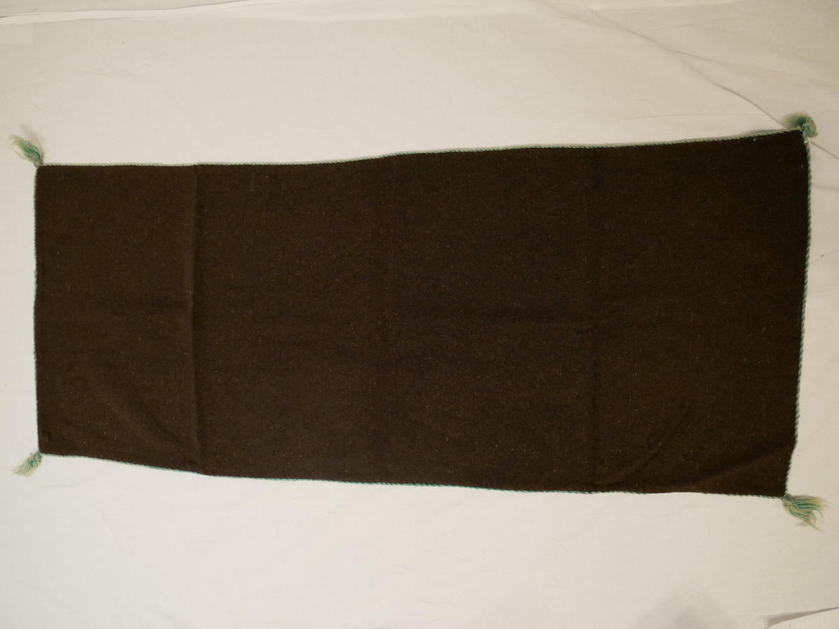 Grønt flettaband rundt heile teppet. Duskar i alle endane.