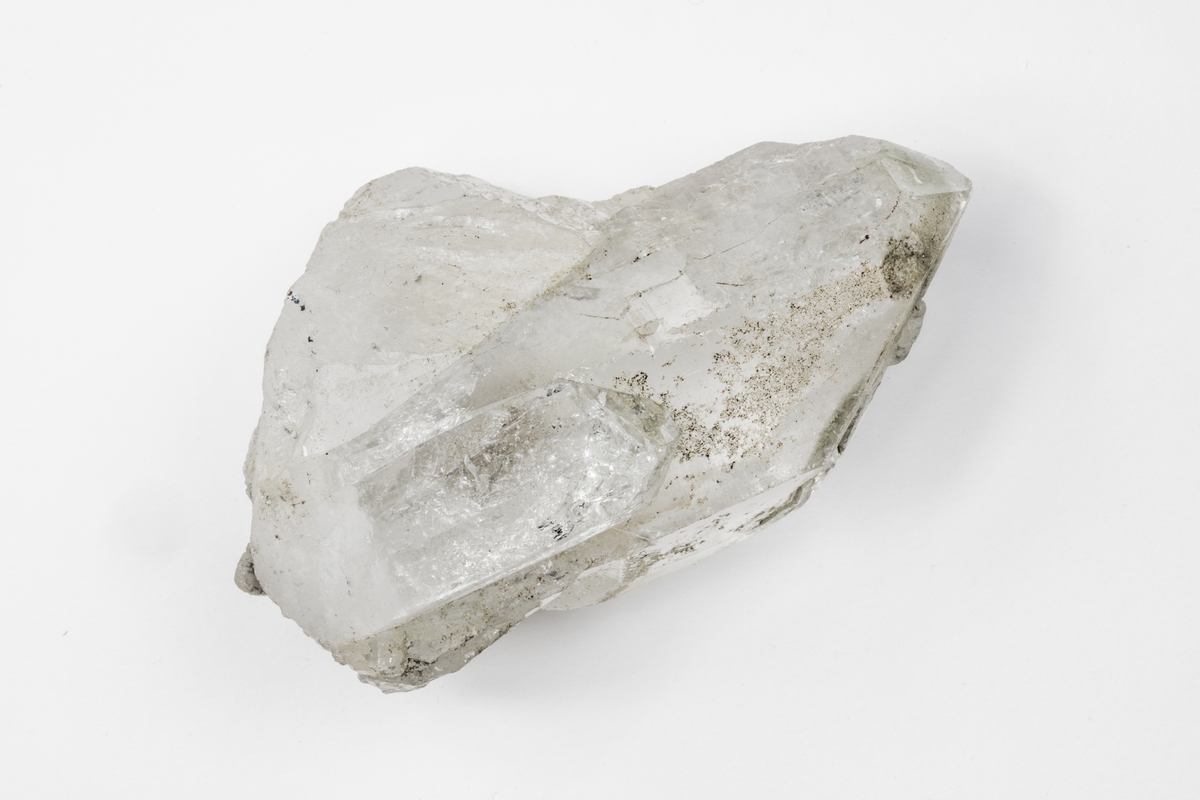 Ett mineral som är en kvarts och består av kiseldioxid. Mineralet har kristallform, är färglös och klar och används ofta i smycken. Detta exemplar har okänt ursprung men ingår i Adolf Andersohns samling.