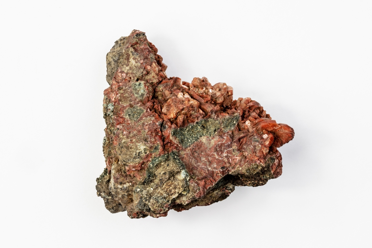 Ett mineral som är en zeolit. Exemplaret kommer ifrån Drio le Pale, i Alto Adige i Italien och tillhör Adolf Andersohns samling.