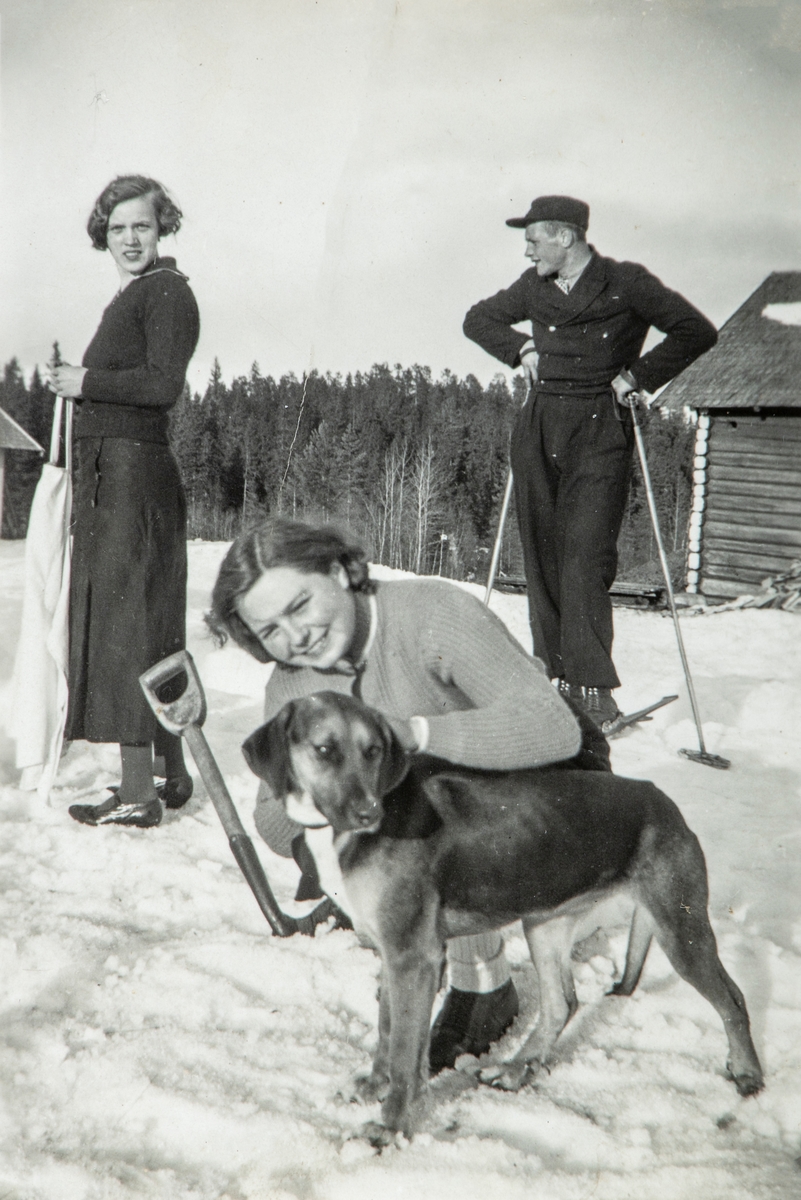 Vinterdag i Kjernli, Vallet, Stange. Petra Dagfinrud med en hund.