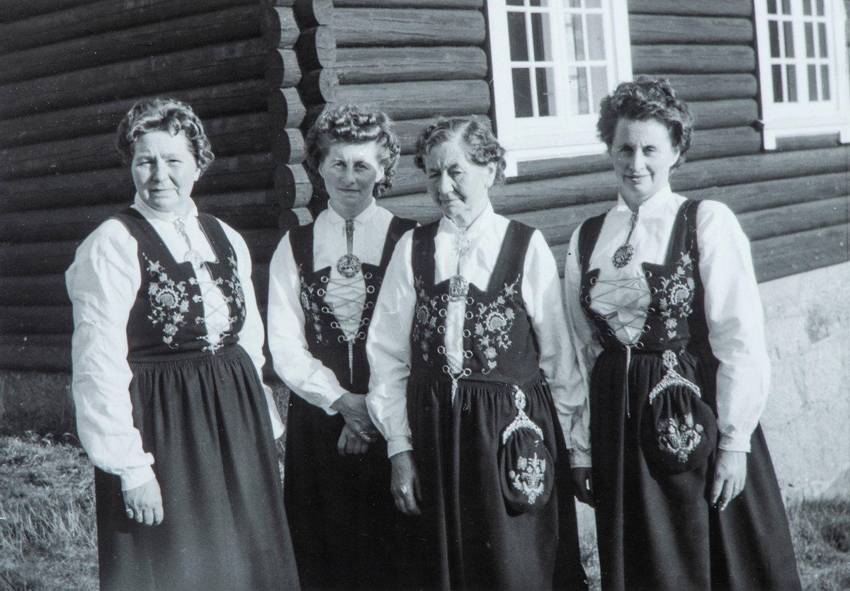 4 damer kledd i bunad, Trysilbunad. Fra venstre Petra Dagfinrud, Odlaug Bakken, Petra Opseth og Margit Vestli i bryllup på Malungen i Vallset, Stange.