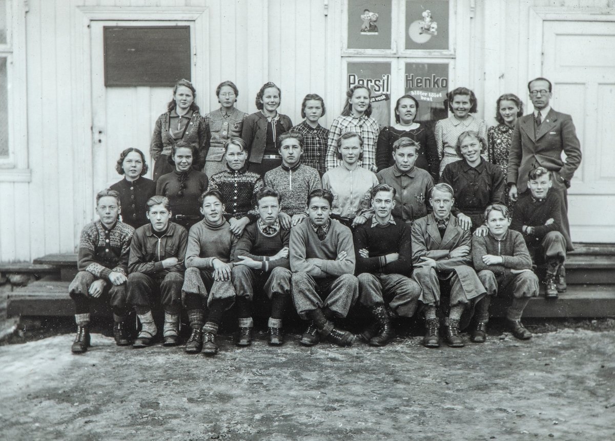 Romedal Fortsettelsesskole ved Perstugua i Vallset 1940-1941.
1. rekke fra venstre: Gunnar Bjørndalen, Egil Evenrud, Odd Hansen, John Wolden, Birger Bjørnstad, Arthur Frydenlund, Arild Harildstad, Anders Lier.
2. rekke fra venstre: Kari Sand, Astrid Lie, Kristian Lunden, Torbjørn Engen, Karen Ellen Jølstad, Arne Bjertingstad, Gudrun Hval, Odd Bakken.
3. rekke fra venstre: Solveig Mygland, Marit Beck, Ragnhild Engen, Brynhild Haugsrud, Solveig Filseth, Minni Vestby, Randi Bjertingstad, Sigrid Storhov.
Lærer: Einar Slåttelid.