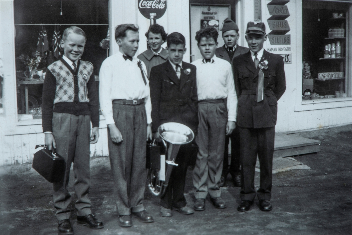 Gruppe 7 barn. Musikanter i det nystartete Vallset Jente og Guttekorps på butikktrappa til Oscar A. Berg i Foss krets. Sommeren 1958.
Fra venstre Arne Willy Foss (klarinett), Jan Arne Berg (klarinett), Marit Jensen (kornett), Oddmund Rønningsbakken (Baryton), Ove Myrvold (klarinett), Frode Nordstad og Hermann Tårneby.