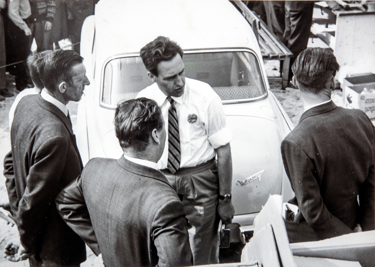 Fra fiskekonkurransen på Harasjøen i Vallset, Stange,  1958-1959. 1- premien var en bil, en Wartburg.
Rett imot Didrik Bratlin (?), Olaf Hval (tv), Oddmund Lien (th).