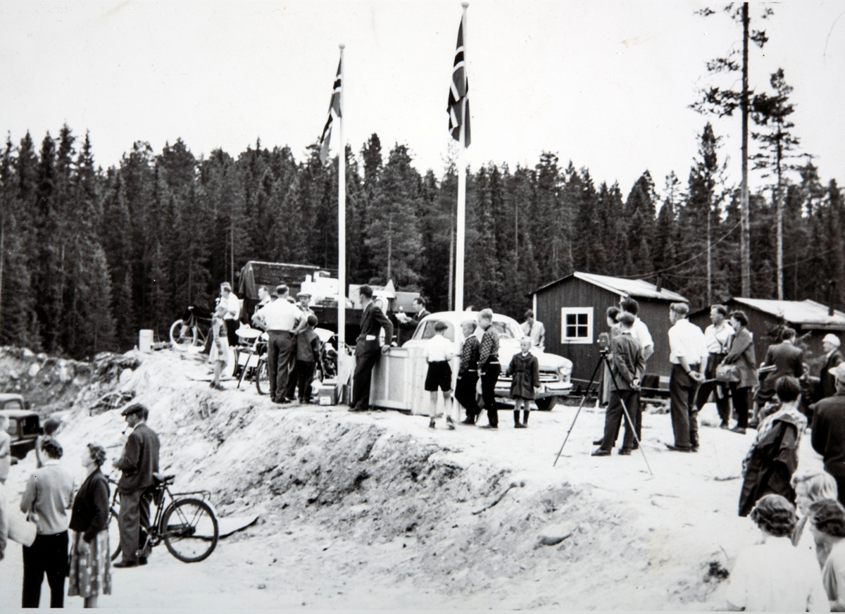 Fra fiskekonkurransen på Harasjøen i Vallset, Stange,  Start ved Sunnåa.  1958-1959. 1- premien var en bil, en Wartburg.