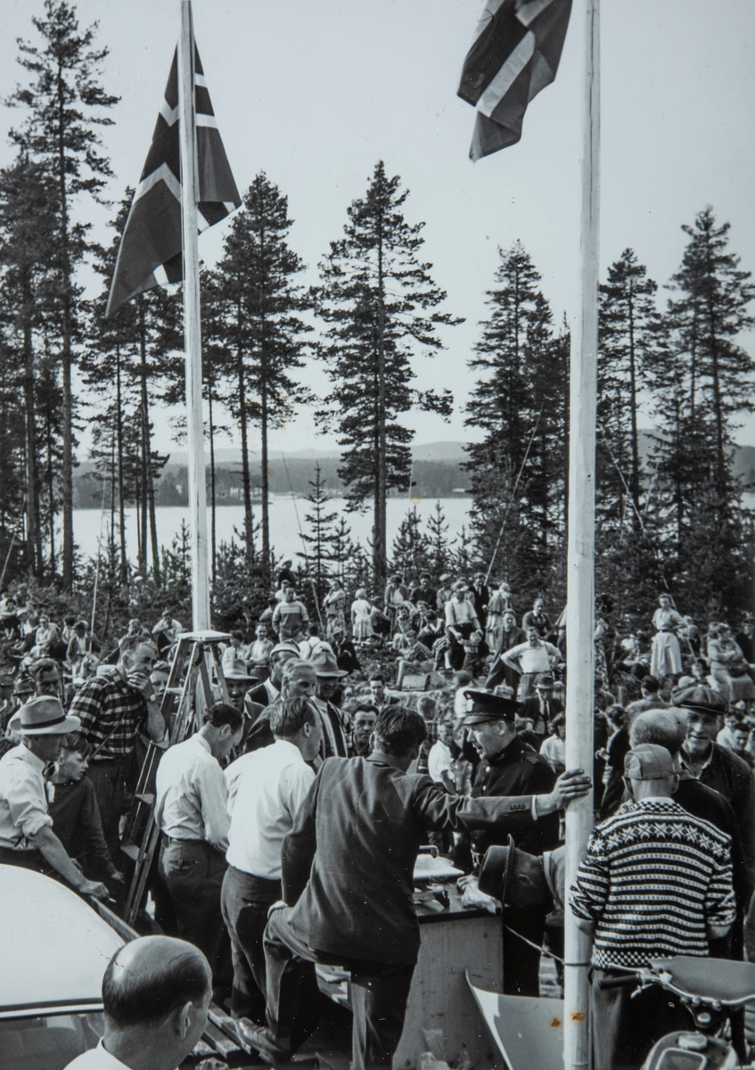 Fra fiskekonkurransen på Harasjøen i Vallset, Stange,  Start ved Sunnåa.  1958-1959. 1- premien var en bil, en Wartburg.
Politimannen er ? Sjåstad. Til høyre i strikkejake - Helmer Kildalen. Til venstre, i hvit skjorte, erling Hekneby.