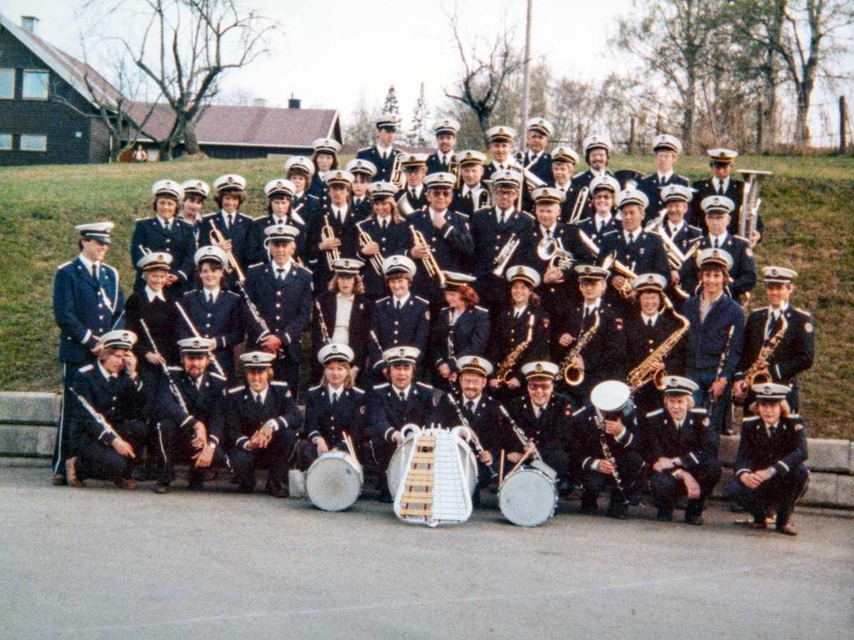 Vallset Musikkforening og Stange Janitsjar for anledningen slått sammen til "Stangset" musikkorps.