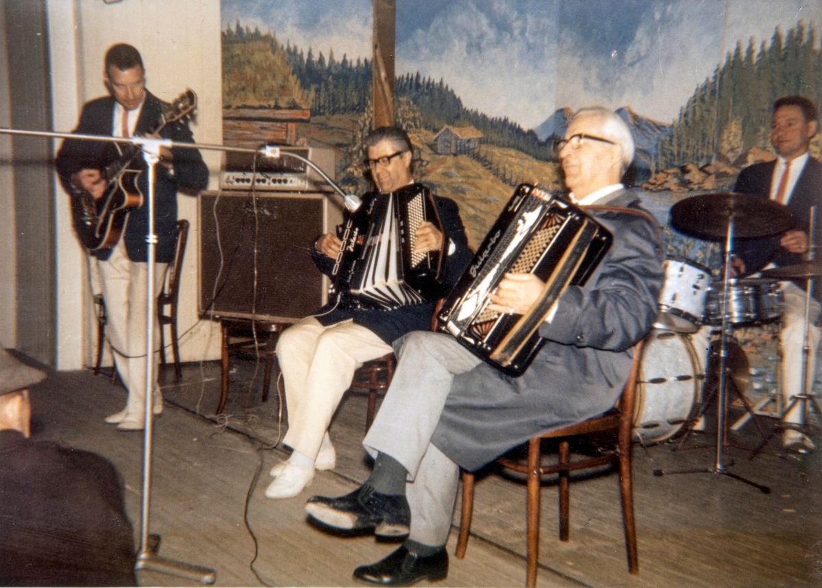 Carl Jularbos orkester på festplassen i Vallset i 1959. Jularbos orkester spilte i Vallset i 11 år etter hverandre i fra 1955 til 1965.
Fra venstre: På gitar ukjent, trekkspill Eberhardt Jularbo, Trekkspill Carl Jularbo, trommer ukjent.