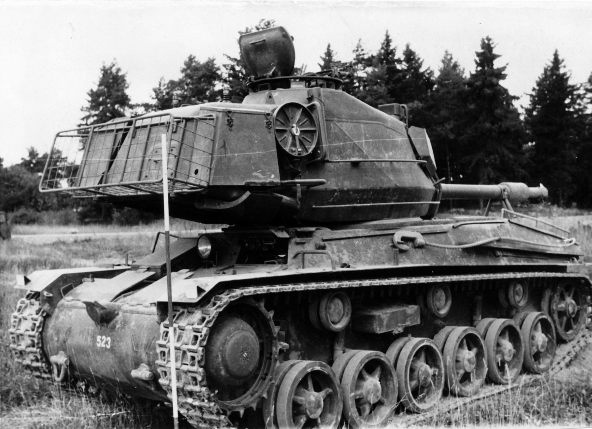 Stridsvagn 74 någonstans på övningsfältet

Förarutbildning, eller någon form av försök. Lite märkligt att vagnen saknar all utrustning.

Milregnr: 523

OBS! två bilder.