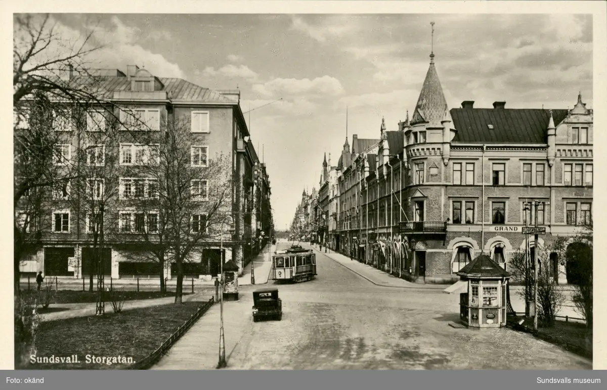 Vykort med motiv över Storgatan i Sundsvall.