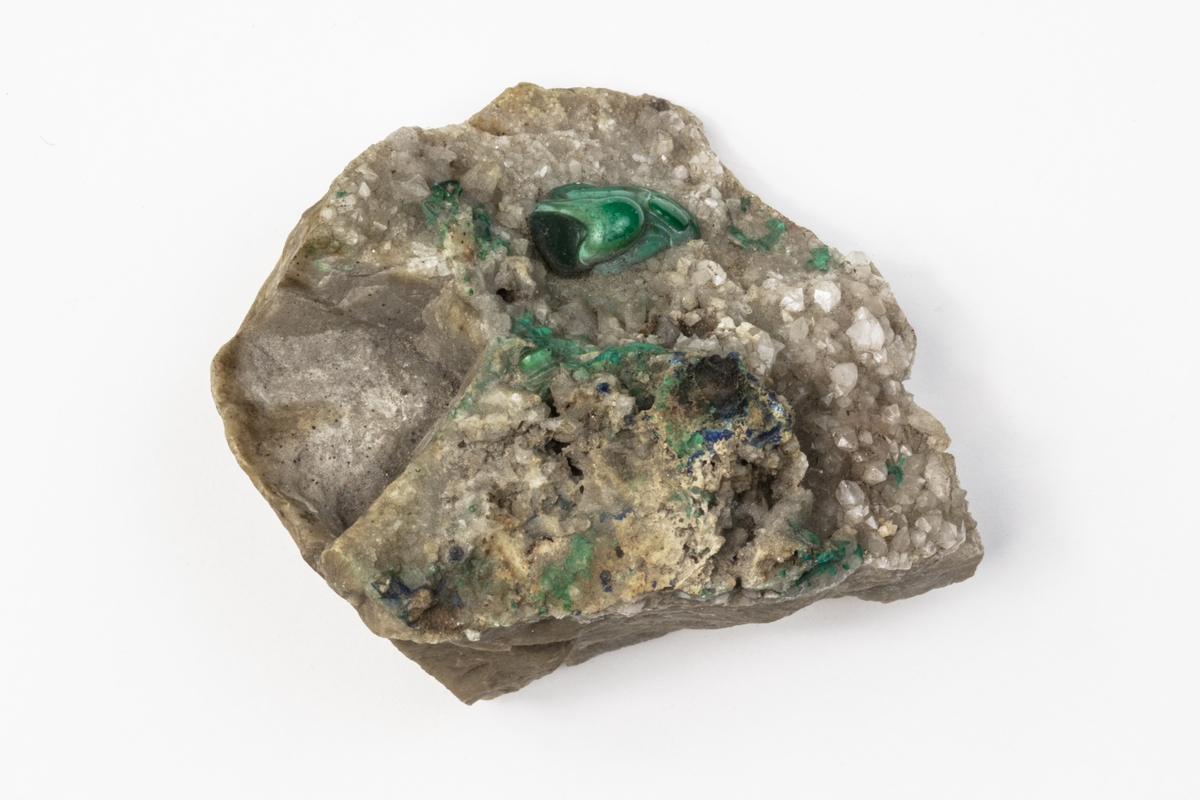 Ett mineral som består av bland annat kopparkarbonat. Färgen är i huvudsak grön. Mineralen används bland annat som ädelsten men även som pigment. Detta exemplar kommer från dåvarande Österrike/Ungern och ingår i Adolf Andersohns samling.

Bergart/Fossil/Mineral: malakit 
Varietet: 
Klassificering: karbonat
Paragenes: dolomit (tät), kvarts xx, dolomit xx, malakit, azurit

Land: (Österrike)-Ungern
Fyndplats: Habron???

Stuffen ingår i samlingen från Adolf Andersohn.