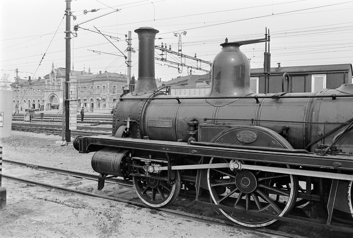 Damplokomotivet Caroline flyttes fra Jernbanemuseet til Hamar Jernbanestasjon under Jernbanedagene 1977.