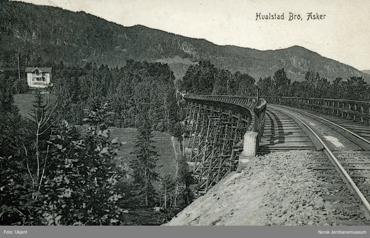 Viadukt over Hvalstaddalen ved Hvalstad stasjon. Skaugumsåsen i bakgrunnen