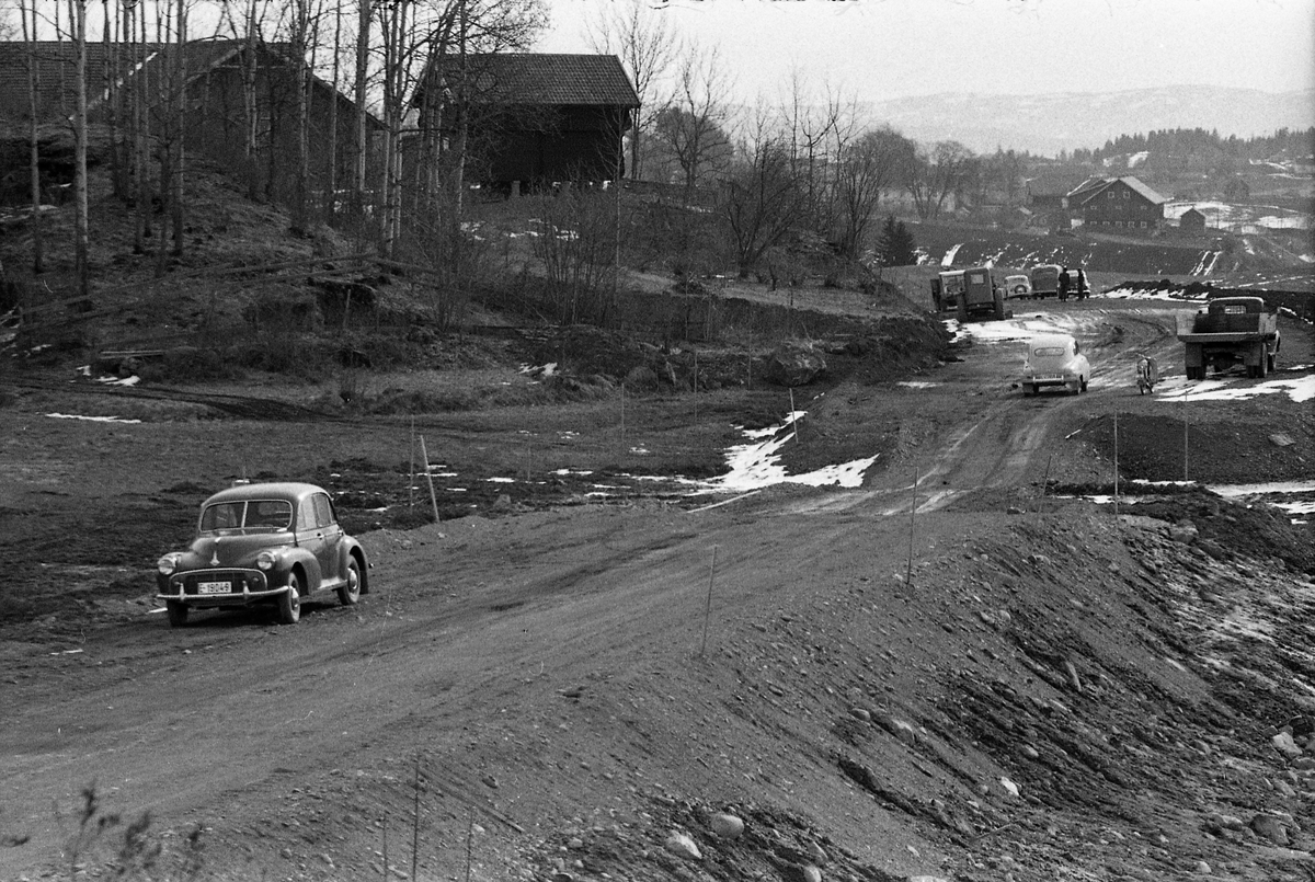 Tre bilder fra anleggsperioden ved utvidelsen av daværende r.v. 33 i 1961. Bilde en og tre tatt mot den nye vegtraseeen forbi Brunsberg på Kraby. Bilde to rett ned for Birkeland på Kraby. Ifølge informant er bilen fremst på det første bildet en MOrris Minor av årsmodell 1951-55. Lengre bak en SAAB.