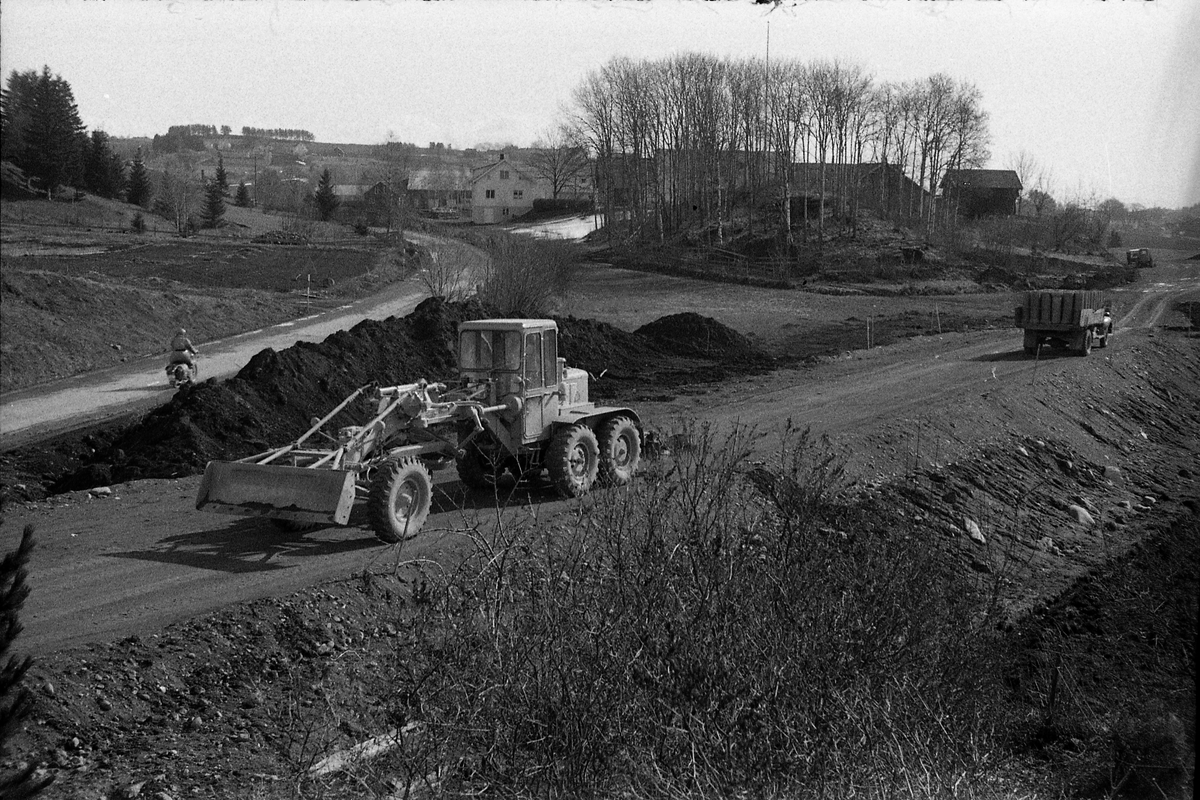 Tre bilder fra anleggsperioden ved utvidelsen av daværende r.v. 33 i 1961. Bilde en og tre tatt mot den nye vegtraseeen forbi Brunsberg på Kraby. Bilde to rett ned for Birkeland på Kraby. Ifølge informant er bilen fremst på det første bildet en MOrris Minor av årsmodell 1951-55. Lengre bak en SAAB.