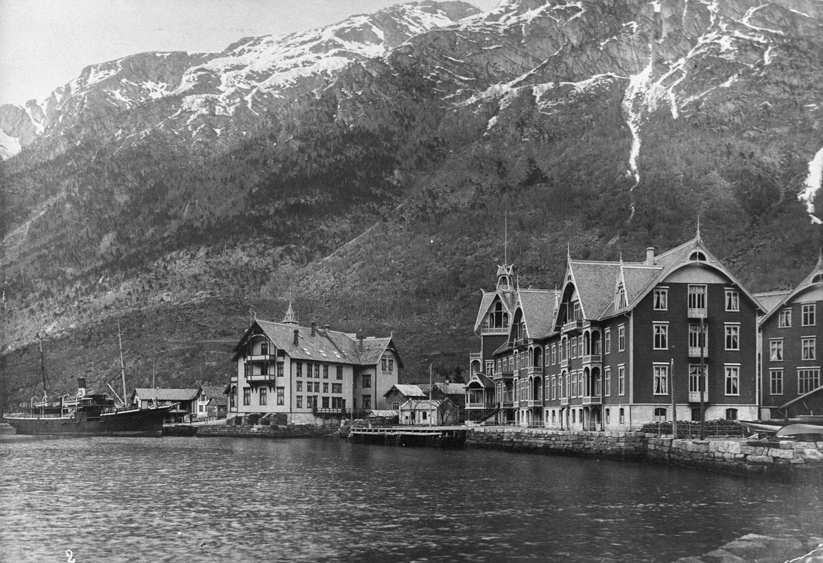 Grand Hotel og Hotel Hardanger i Odda hamn.