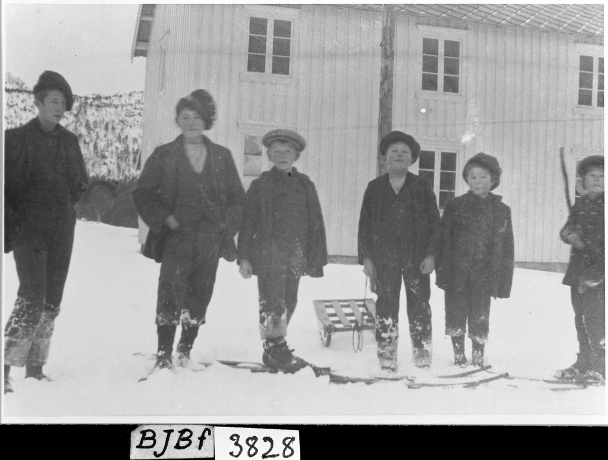 Barn med kjelke og ski, Heim, Hemne