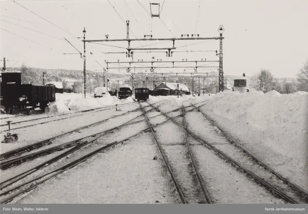 Banearbeidere på Skollenborg stasjon.