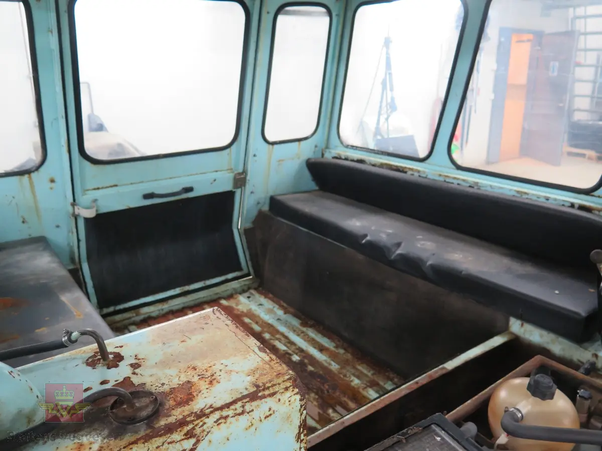 Lyseblå og mørkeblå buss med belter, 8 x 8. 4-sylindret dieselmotor, trolig fra Peugeot eller Renault. Kan brukes både som hjul- og som beltebuss.