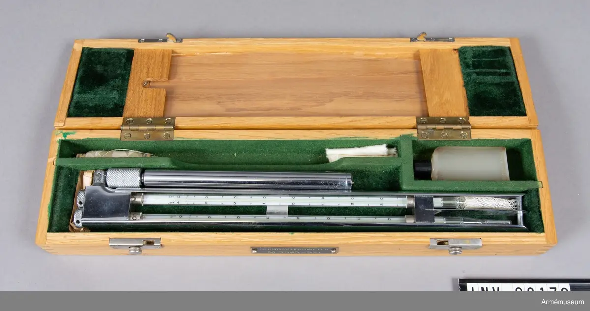 Slungpsykrometer med tillhörande låda, instruktion, korrektionstabell med leveranskontroll och kalibrering samt psykrometertabell. 

Slungpsykrometern består av psykrometerstativ med fästskruvar, handtag med låsskruv samt två termometrar. Se bifogade länkade filer.