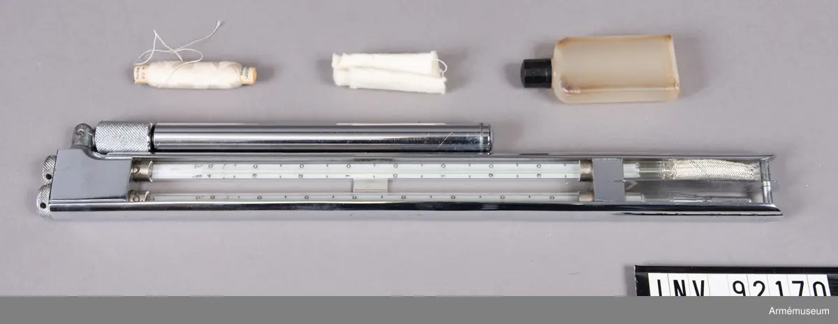 Slungpsykrometer med tillhörande låda, instruktion, korrektionstabell med leveranskontroll och kalibrering samt psykrometertabell. 

Slungpsykrometern består av psykrometerstativ med fästskruvar, handtag med låsskruv samt två termometrar. Se bifogade länkade filer.