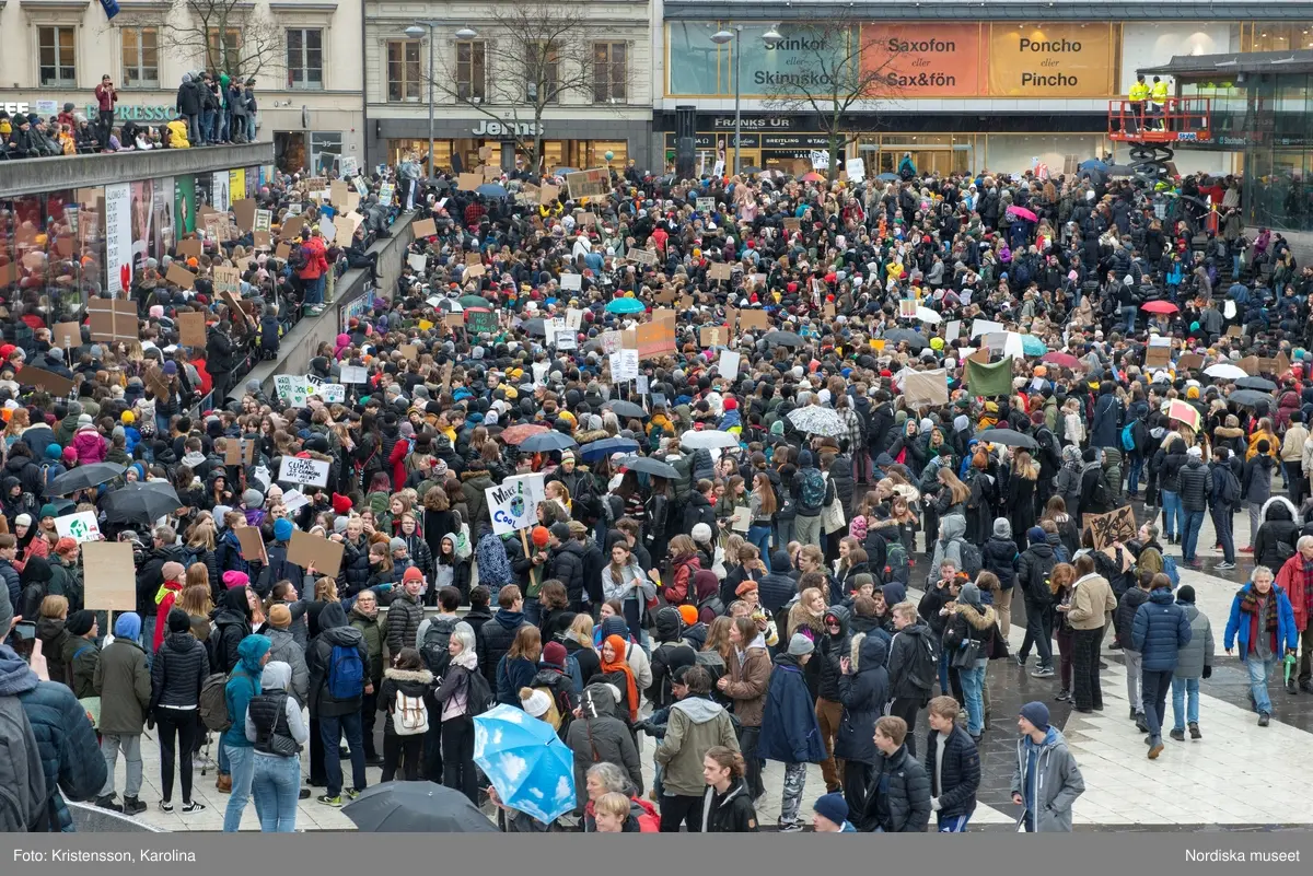 Klimatstrejk, skolstrejk. Skolungdomar tågar från Sergels torg till Mynttorget. Den globala ungdomsledda rörelsen Fridays for future och dess grundare Greta Thunberg är på plats.