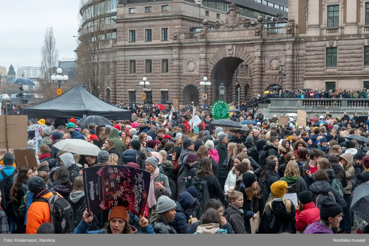 Klimatstrejk, skolstrejk. Skolungdomar tågar från Sergels torg till Mynttorget. Den globala ungdomsledda rörelsen Fridays for future och dess grundare Greta Thunberg är på plats.