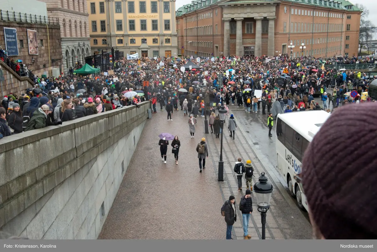 Klimatstrejk, skolstrejk. Skolungdomar tågar från Sergels torg till Mynttorget. Den globala ungdomsledda rörelsen Fridays for future och dess grundare Greta Thunberg är på plats.