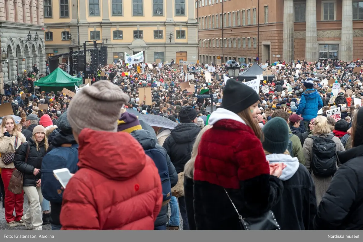 Klimatstrejk, skolstrejk. Skolungdomar tågar från Sergels torg till Mynttorget. Den globala ungdomsledda rörelsen Fridays for future och dess grundare Greta Thunberg är på plats.