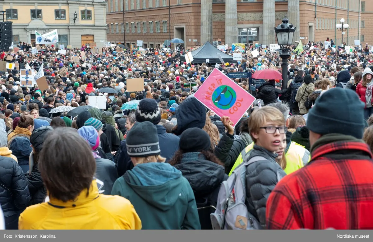 Klimatstrejk, skolstrejk. Skolungdomar tågar från Sergels torg till Mynttorget. Den globala ungdomsledda rörelsen Fridays for future och dess grundare Greta Thunberg är på plats.