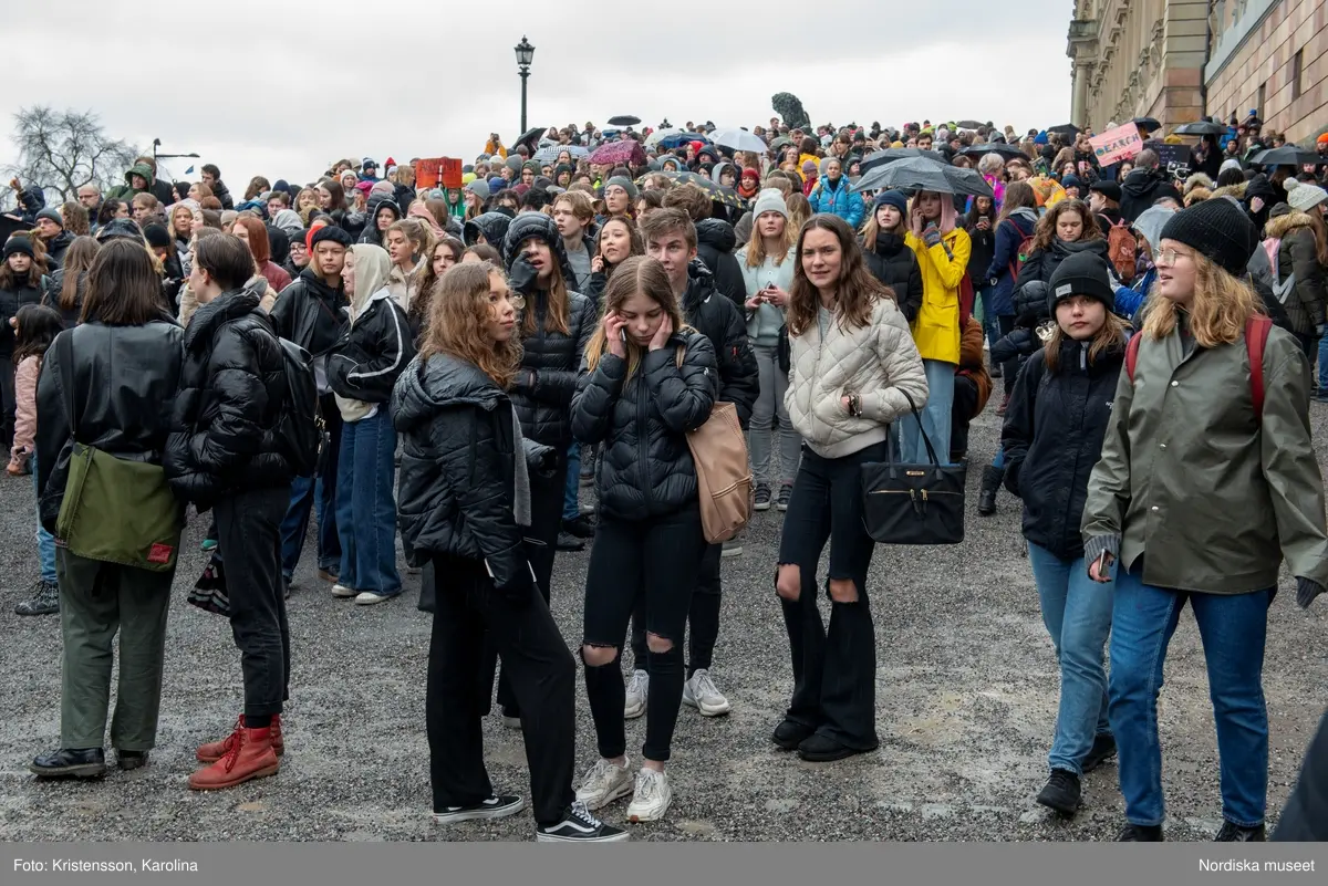 Klimatstrejk, skolstrejk. Skolungdomar tågar från Sergels torg till Mynttorget. Den globala ungdomsledda rörelsen Fridays for future och dess grundare Greta Thunberg är på plats.