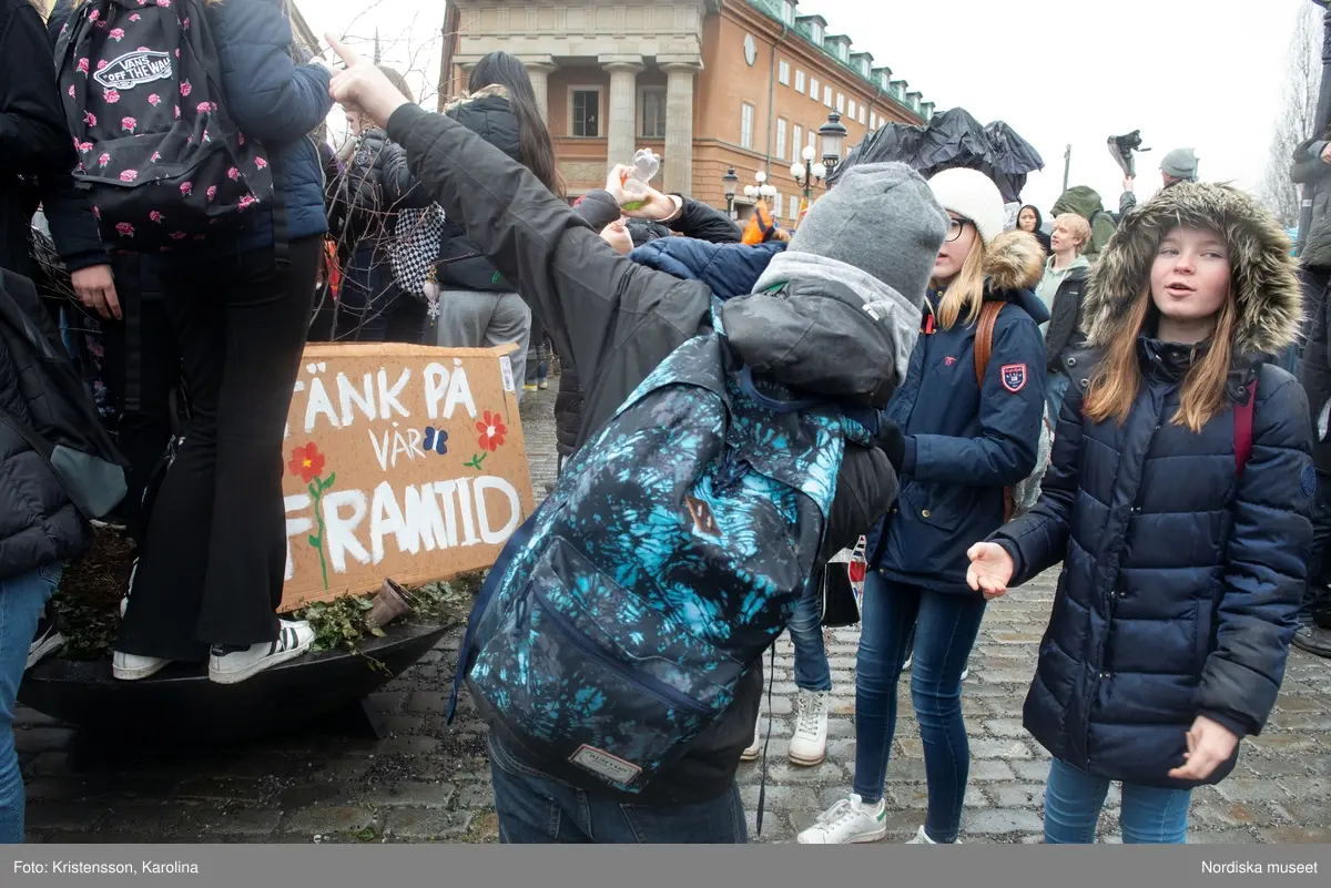 Klimatstrejk, skolstrejk. Skolungdomar tågar från Sergels torg till Mynttorget. Den globala ungdomsledda rörelsen Fridays for future och dess grundare Greta Thunberg är på plats.