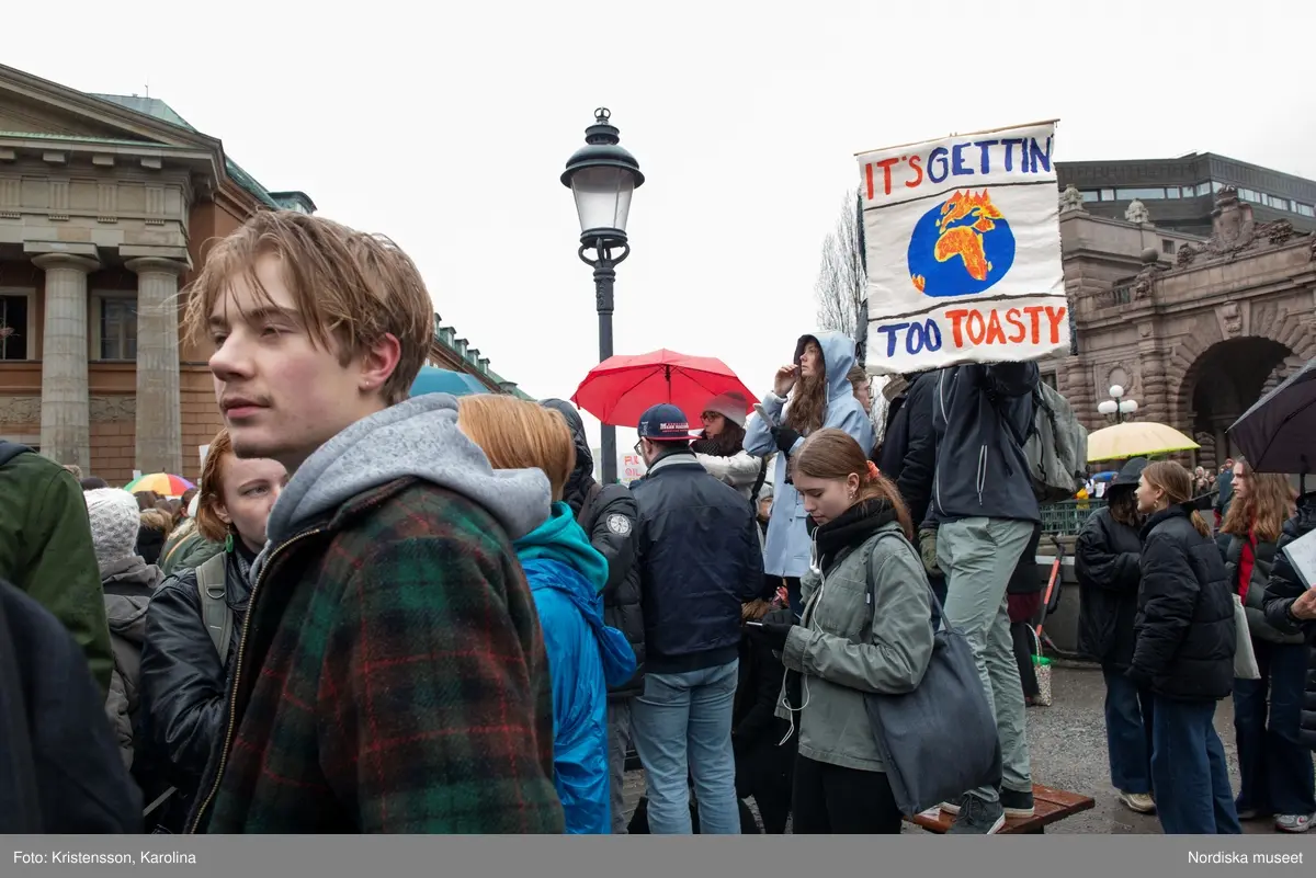 Klimatstrejk, skolstrejk. Skolungdomar tågar från Sergels torg till Mynttorget. Den globala ungdomsledda rörelsen Fridays for future och dess grundare Greta Thunberg är på plats.
